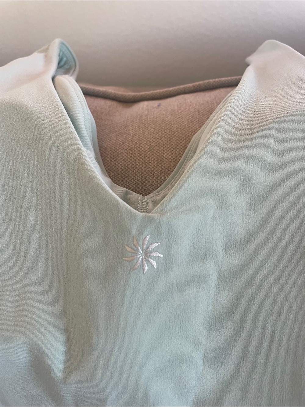 Athleta Transcend V-Neck Cropped Bra in Light Sage SIZE S - Picture 4 of 9